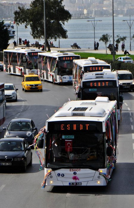 İzmir Büyükşehir Belediyesi 70 otobüsü daha teslim aldı