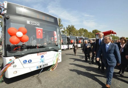 İzmir Büyükşehir Belediyesi 70 otobüsü daha teslim aldı