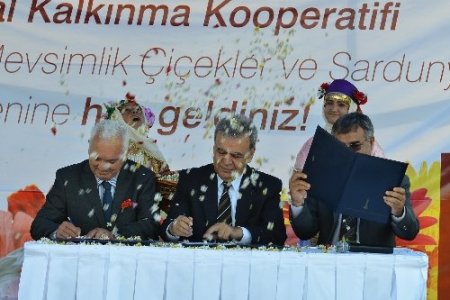 İzmir Büyükşehir Belediyesi Bademler köyünden 1 milyon liralık çiçek alacak
