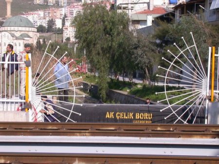 İzmir Büyükşehir Belediyesi’ni Merdivenle Protesto Ettiler