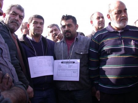 İzmir Büyükşehir Belediyesi’ni Merdivenle Protesto Ettiler