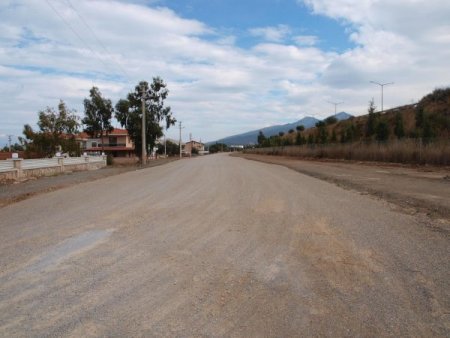 İzmir Büyükşehir Belediyesi'nin yapmaya başladığı yol kaçak çıktı
