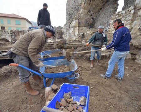 İzmir Büyükşehir: Tarih katliamı yok, tarihe saygı var