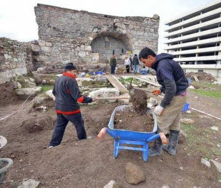 İzmir Büyükşehir: Tarih katliamı yok, tarihe saygı var