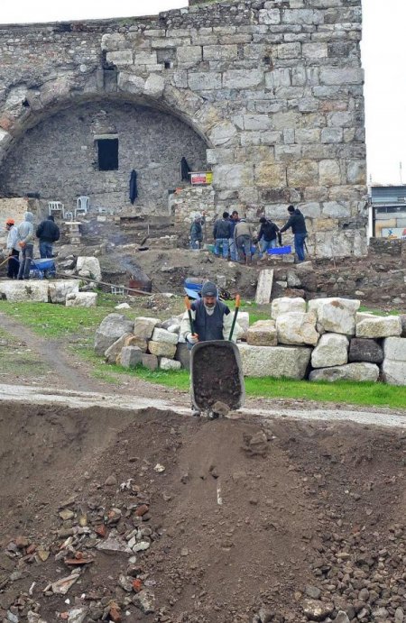 İzmir Büyükşehir: Tarih katliamı yok, tarihe saygı var