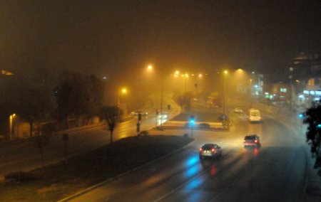 İzmir gece yoğun sis ve kirli havanın etkisinde kaldı