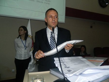 İzmir İl Genel Meclisi’nde balıklı tepki