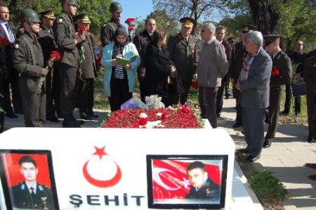 İzmir Kadifekale Şehitliği'nde Çanakkale Anma Töreni Düzenlendi