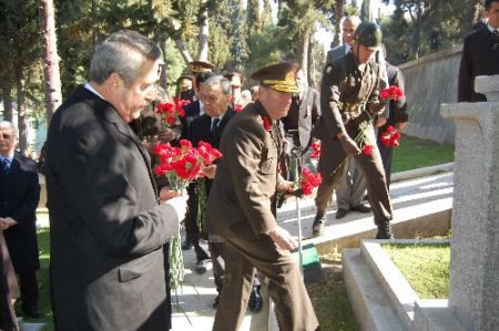 İzmir Kadifekale Şehitliği'nde Çanakkale Anma Töreni Düzenlendi