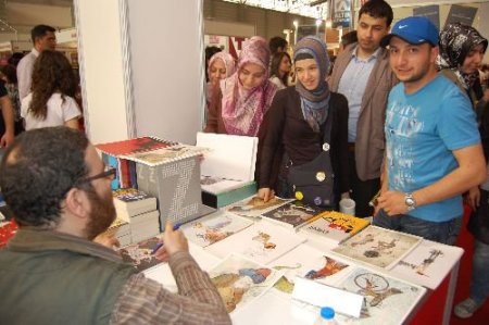 İzmir Kitap Fuarı'na Yoğun İlgi