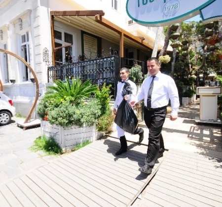 İzmir Kordon’daki restoran artıkları barınak hayvanlarına yemek oluyor