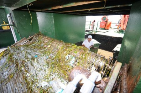 İzmir Körfezi'nden 900 ton çöp çıkınca yeni süpürge alınmasına karar verildi