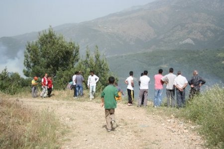 İzmir-Manisa yolunu kapatan yangın hala söndürülemedi