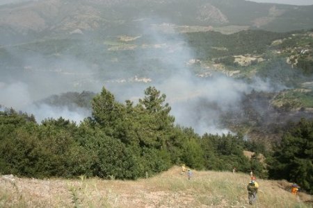 İzmir-Manisa yolunu kapatan yangın hala söndürülemedi