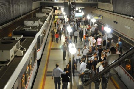 İzmir Metrosu'nda sefer sıklıkları arttırıldı