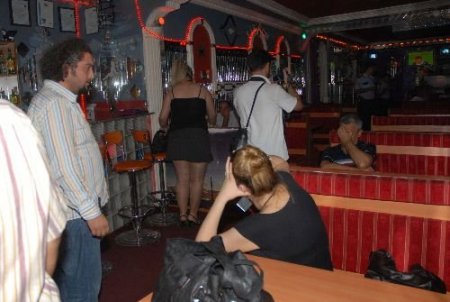 İzmir Polisi Bayram Öncesi Eğlence Mekanlarında Uygulama Yaptı