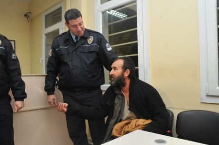 İzmir polisi sokakta kalanlara sahip çıktı
