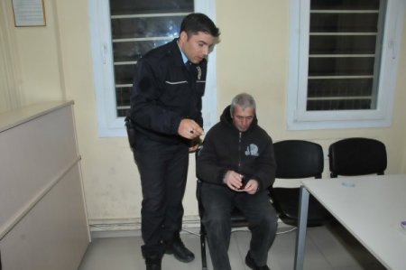 İzmir polisi sokakta kalanlara sahip çıktı