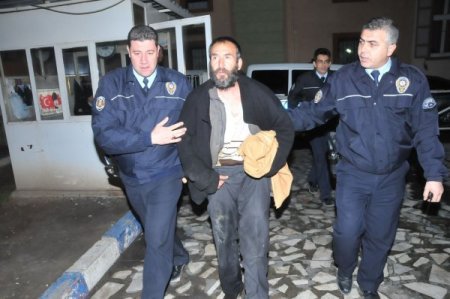 İzmir polisi sokakta kalanlara sahip çıktı