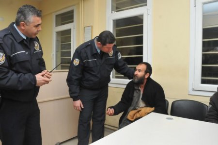 İzmir polisi sokakta kalanlara sahip çıktı