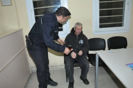İzmir polisi sokakta kalanlara sahip çıktı