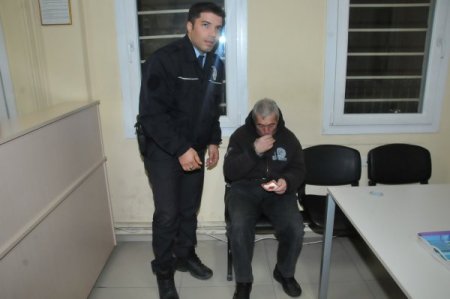 İzmir polisi sokakta kalanlara sahip çıktı