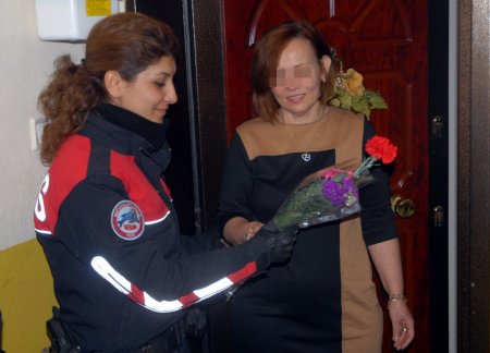 İzmir polisinden koruma altındaki kadınlara çiçek