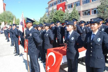 İzmir Rüştü Ünsal Polis Meslek Yüksekokulu'nda Mezuniyet Sevinci
