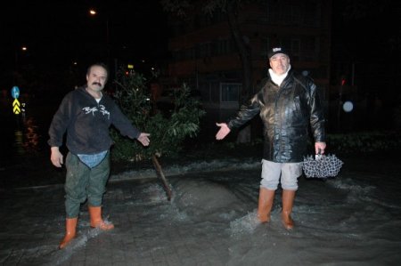 İzmir şiddetli yağış: Yollar çöktü, ağaçlar devrildi