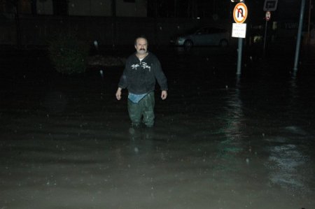 İzmir şiddetli yağış: Yollar çöktü, ağaçlar devrildi