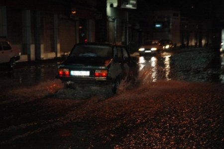 İzmir şiddetli yağış: Yollar çöktü, ağaçlar devrildi