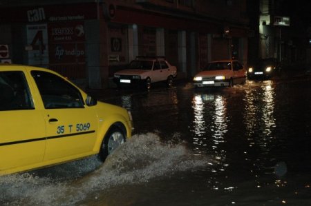 İzmir şiddetli yağış: Yollar çöktü, ağaçlar devrildi