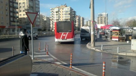 İzmir Soğukkuyu Kavşağı'nı minibüsler tehdit ediyor