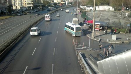 İzmir Soğukkuyu Kavşağı'nı minibüsler tehdit ediyor