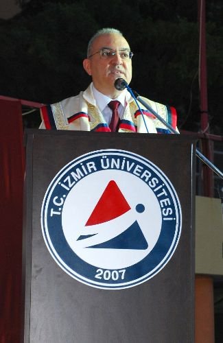 İzmir Üniversitesi'nin Hedefi 300'den Fazla Öğrenciye Burslu Eğitim