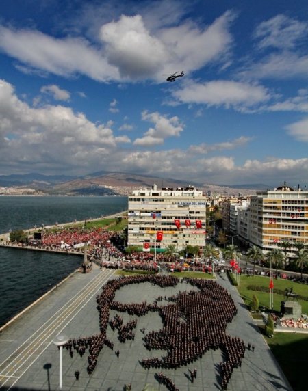 İzmir'de 2 bin 400 gönüllü Atatürk silueti oluşturdu