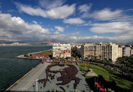 İzmir'de 2 bin 400 gönüllü Atatürk silueti oluşturdu