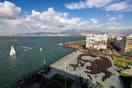 İzmir'de 2 bin 400 gönüllü Atatürk silueti oluşturdu