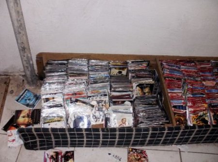İzmir'de 3 Bin 788 Korsan Dvd Ve Cd Ele Geçirildi