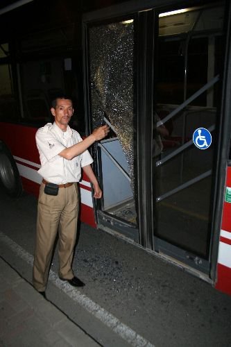 İzmir'de 3 Gün İçinde 3 Otobüs Taşlandı