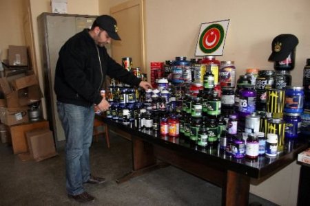 İzmir'de 45 Bin Liralık Kaçak Zayıflama Hapı Ve Sporcu Besini Ele Geçirildi