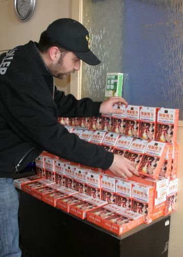 İzmir'de 45 Bin Liralık Kaçak Zayıflama Hapı Ve Sporcu Besini Ele Geçirildi