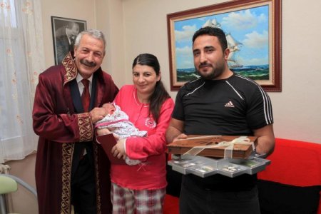 İzmir'de 48 çifte toplu nikah kıyıldı