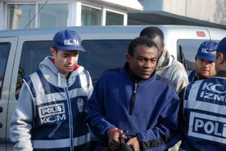 İzmir'de 53 Kaçak Ve 7 İnsan Taciri Yakalandı