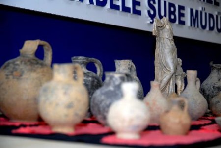 İzmir'de 53 Parça Tarihi Eser Ele Geçirildi, 2 Kişi Tutuklandı