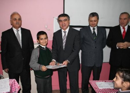 İzmir'de 660 Bin Öğrenciye Karneleri Dağıtıldı