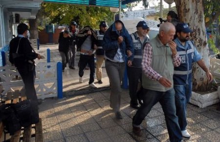 İzmir'de 7 Bin 500 Şişe Kaçak İçki Ele Geçirildi, 16 Kişi Gözaltında