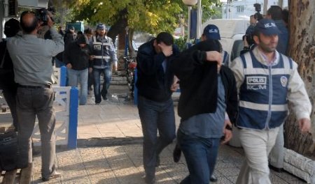 İzmir'de 7 Bin 500 Şişe Kaçak İçki Ele Geçirildi, 16 Kişi Gözaltında