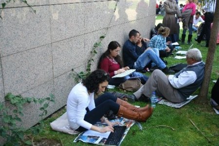 İzmir'de 91 kişilik zabıt kâtipliği kadrosu için 3 bin 633 kişi ter döktü