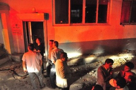 İzmir’de AK Parti Çiğli ilçe binası kundaklandı